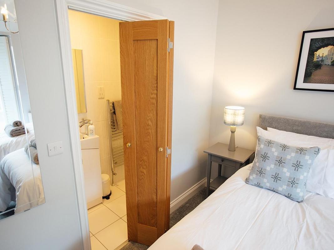 The Townhouse Otel Tenby Oda fotoğraf